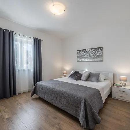 Bajlo With Three Bedrooms Villa Zara