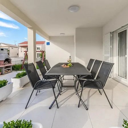 Villa Bajlo With Three Bedrooms Zara