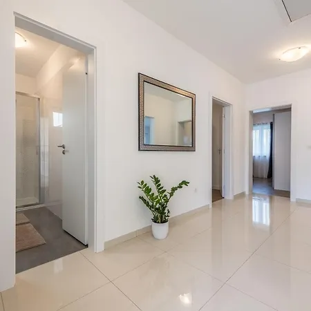 Bajlo With Three Bedrooms