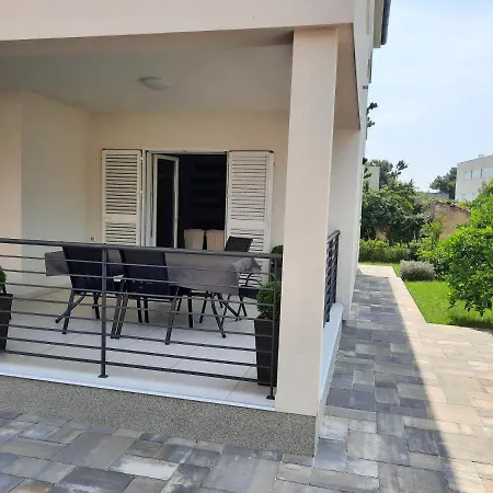 Villa Bajlo With Three Bedrooms Zara