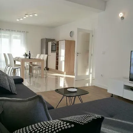 Bajlo With Three Bedrooms * Zara