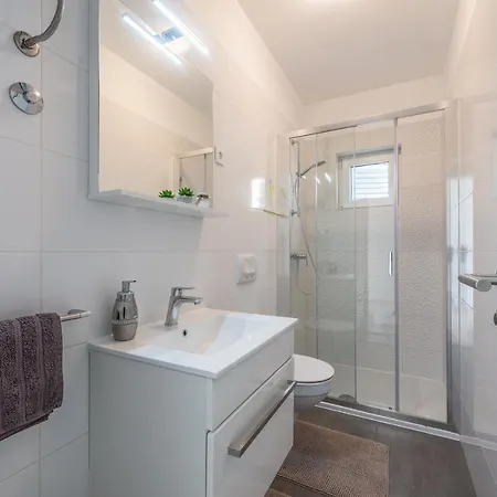 Villa Bajlo With Three Bedrooms Zára