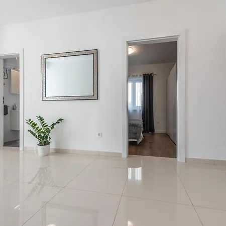 Villa Bajlo With Three Bedrooms Zára