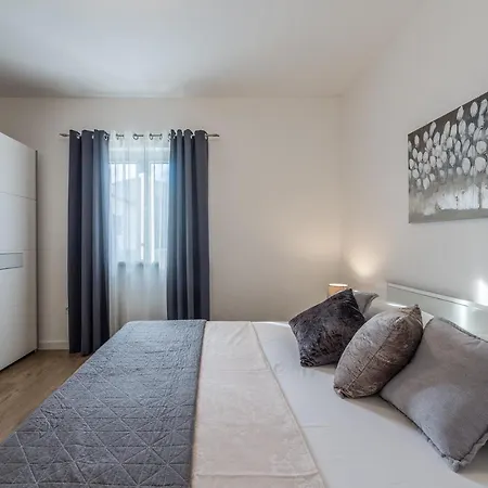 Villa Bajlo With Three Bedrooms Zára