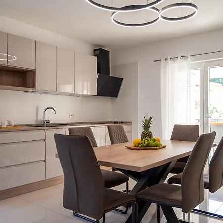 Bajlo With Three Bedrooms Zadar