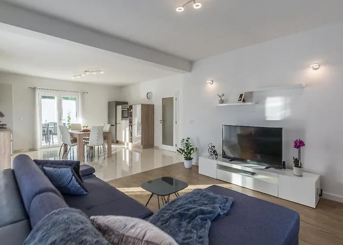 Bajlo With Three Bedrooms Zadar