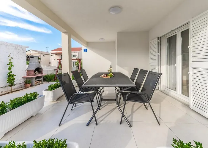 Villa Bajlo With Three Bedrooms Zadar